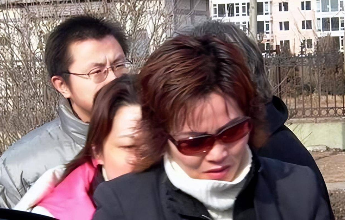 但慕绥新出门必定豪车接送,住酒店清一色总统房,其衣食住行都是高规格