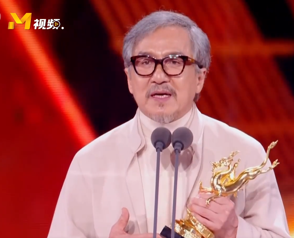 成龙获年度国际影响力 台下掌声雷动