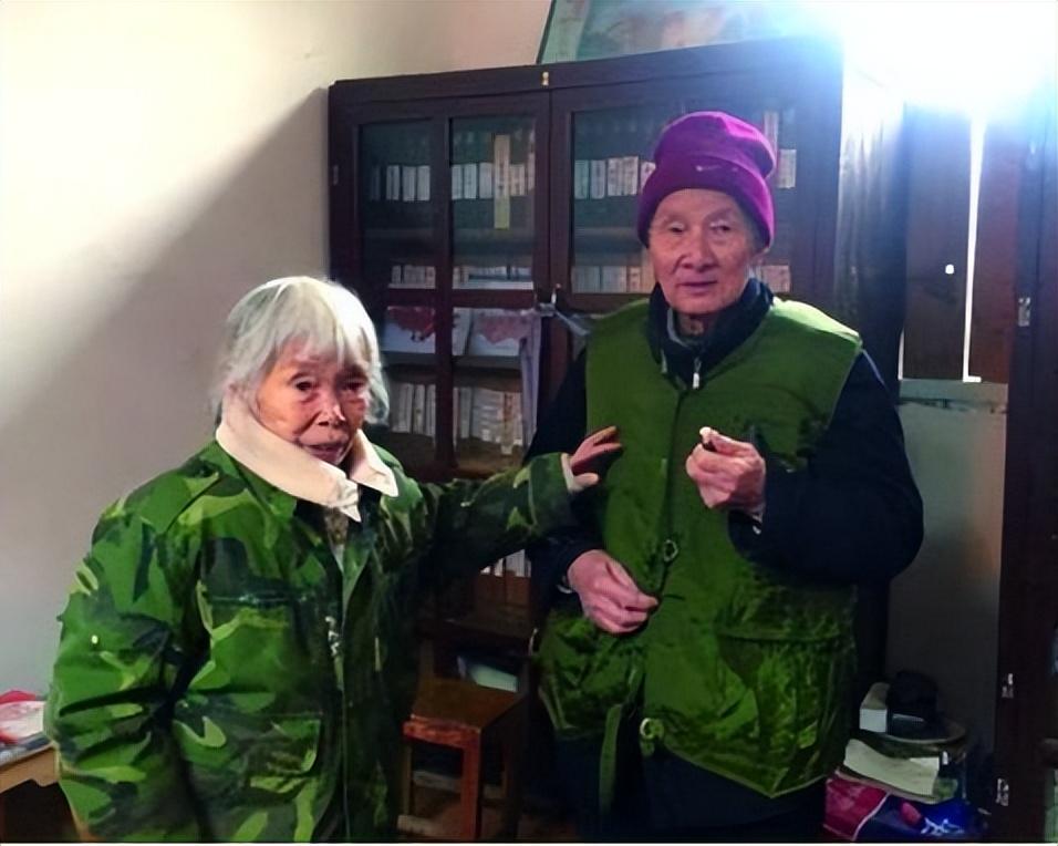 回顾八旬老太省吃俭用捐款1000万一查身份顿时肃然起敬