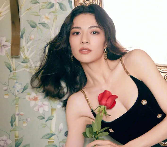 被冯小刚,成龙力捧的钟楚曦,终究还是走上了一条不归路