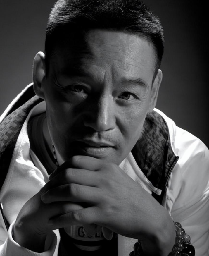 演员巍子与妻子离婚净身出户抱着儿子大哭今儿子成他的骄傲