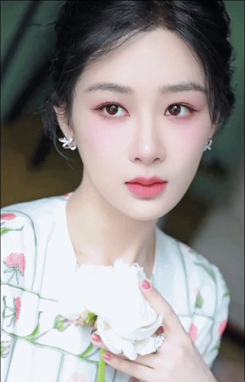 杨紫一扫楼就变样扎小辫穿不合身裤子惊艳全场美得像换脸