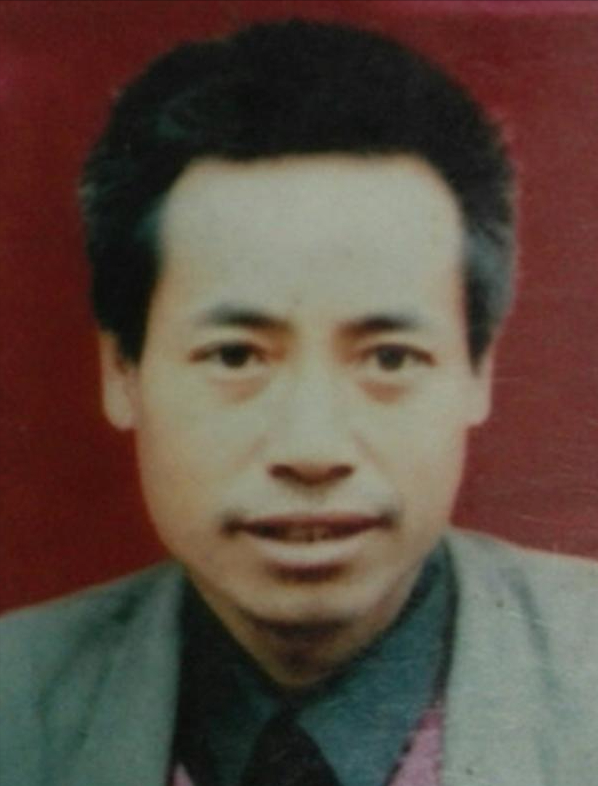 母亲就这样离世了,年仅3岁的陈天强根本不明白死亡的含义.