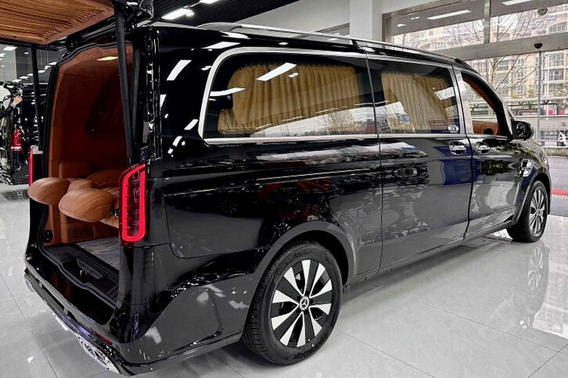 奔驰威霆,迈巴赫改装版本