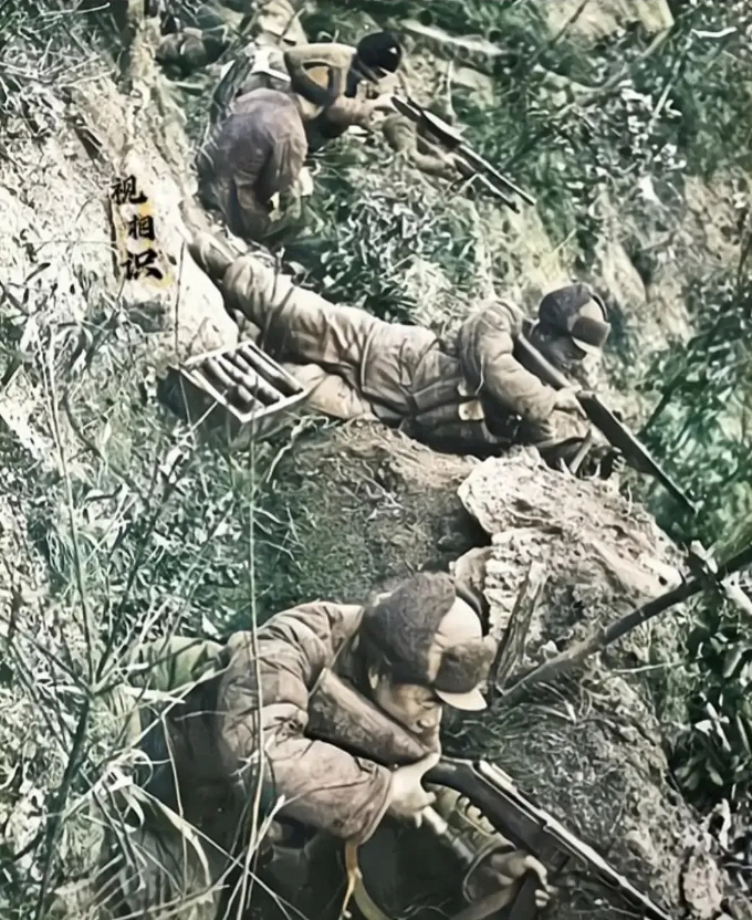 在上甘岭战役的硝烟中,志愿军战士们英勇无畏的身影被战地记者捕捉