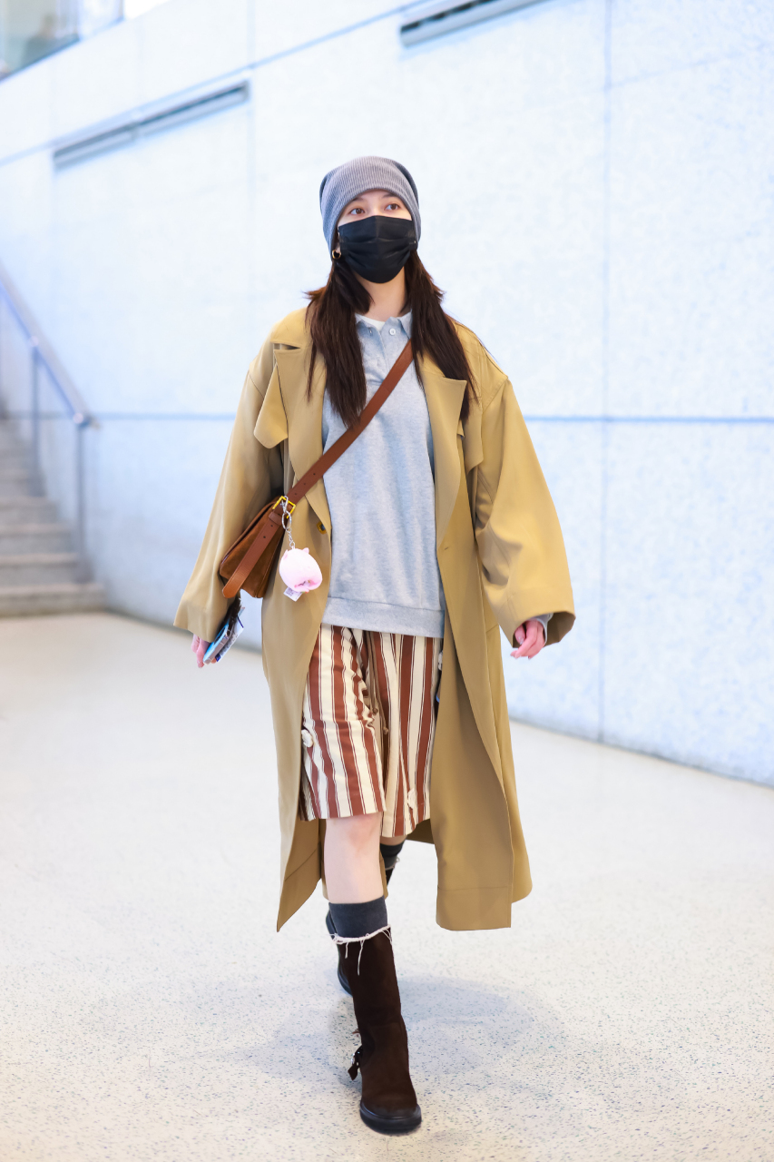 宋妍霏机场街拍,真是行走的衣服架子,整体造型既简洁又充满活力.