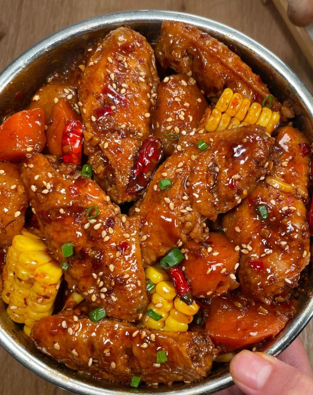 大人孩子都喜欢吃的香辣鸡翅煲,讲真的好吃到连骨头都不放过,一包