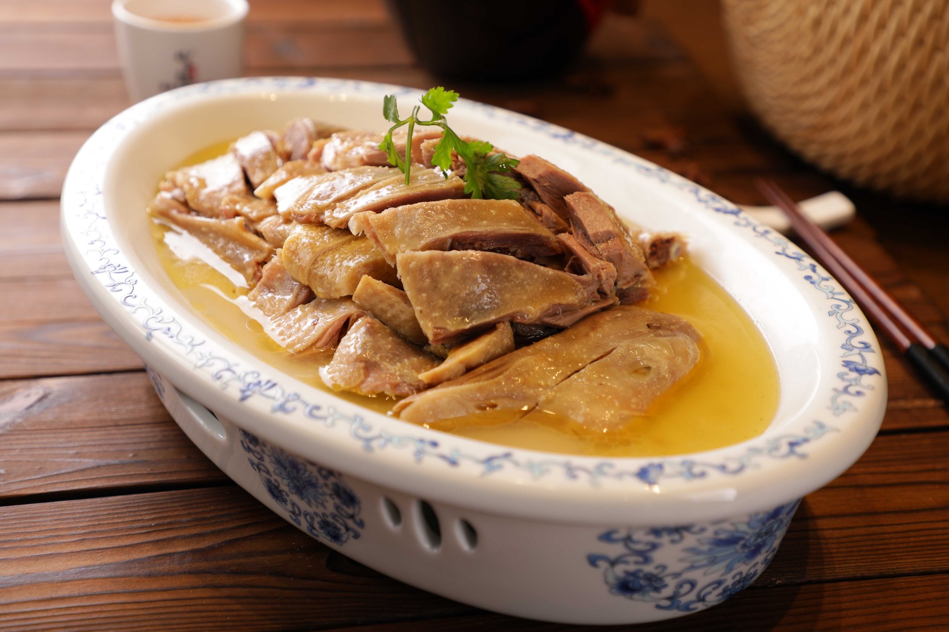 在扬州人餐桌上,盐水鹅是最常出现的一道名菜.