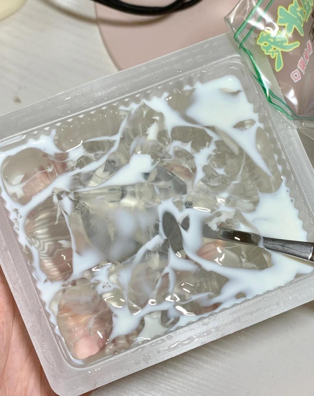 这个是开袋即食的茉莉薄荷冰粉 夏天吃真的很清爽,口感很滑爽 吃完