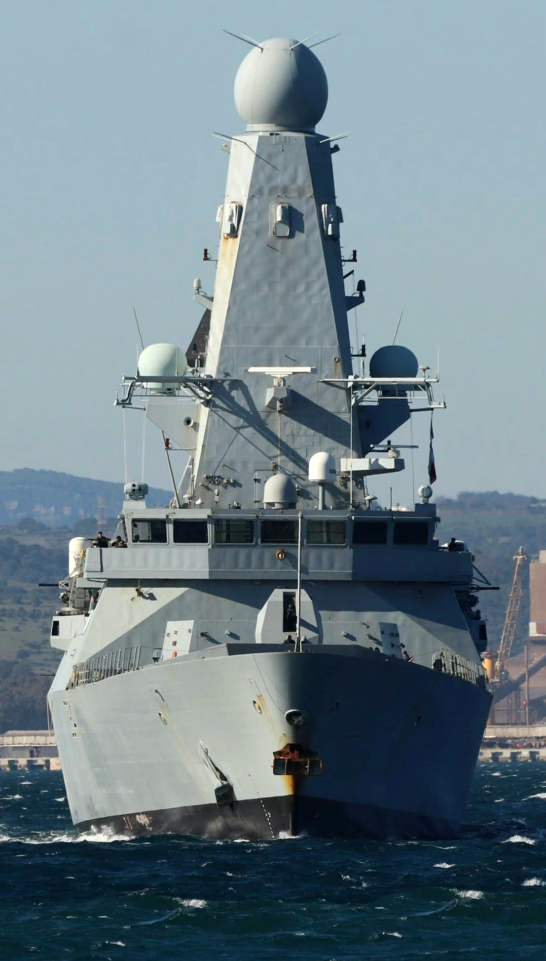 英国皇家海军的45型导弹驱逐舰,这么高的舰桥,不知道遇到大风浪会不会