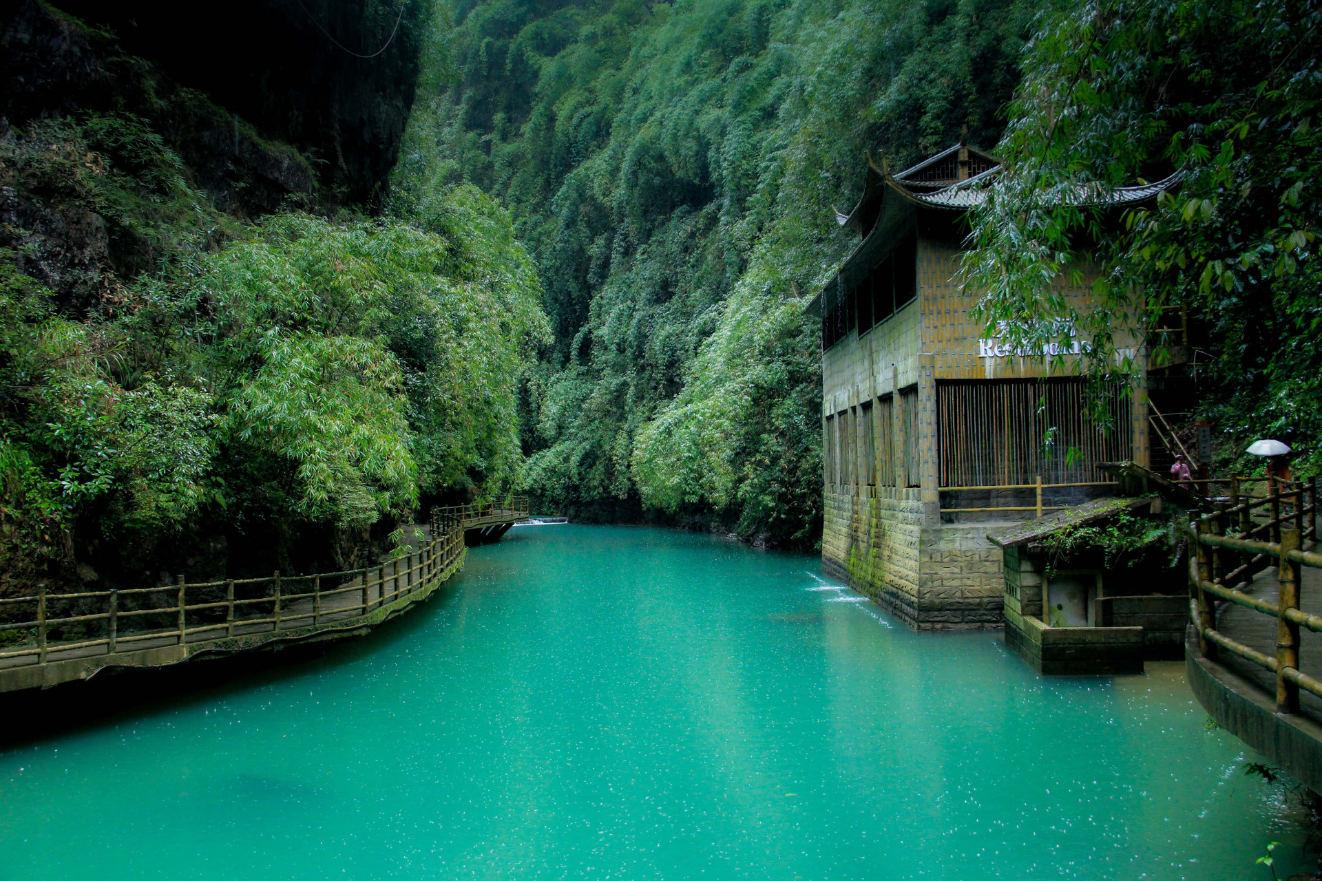 来到彭水的第三天才有时间来逛阿依河,彭水的苗家人称善良,美丽,聪慧