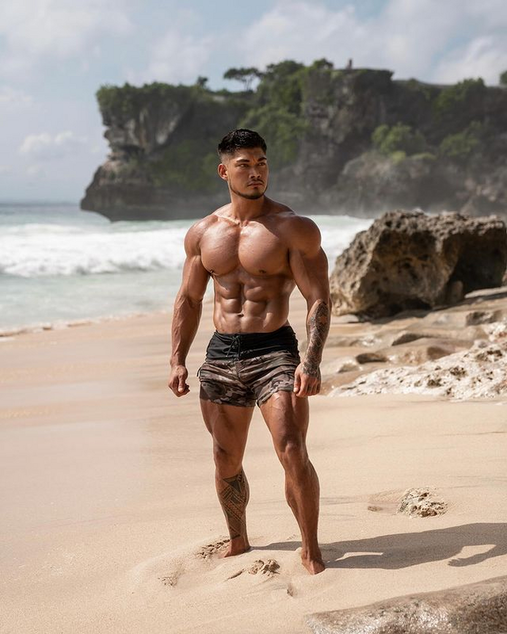 自古花臂配肌肉,这身材和史泰龙比,谁更厉害一些?