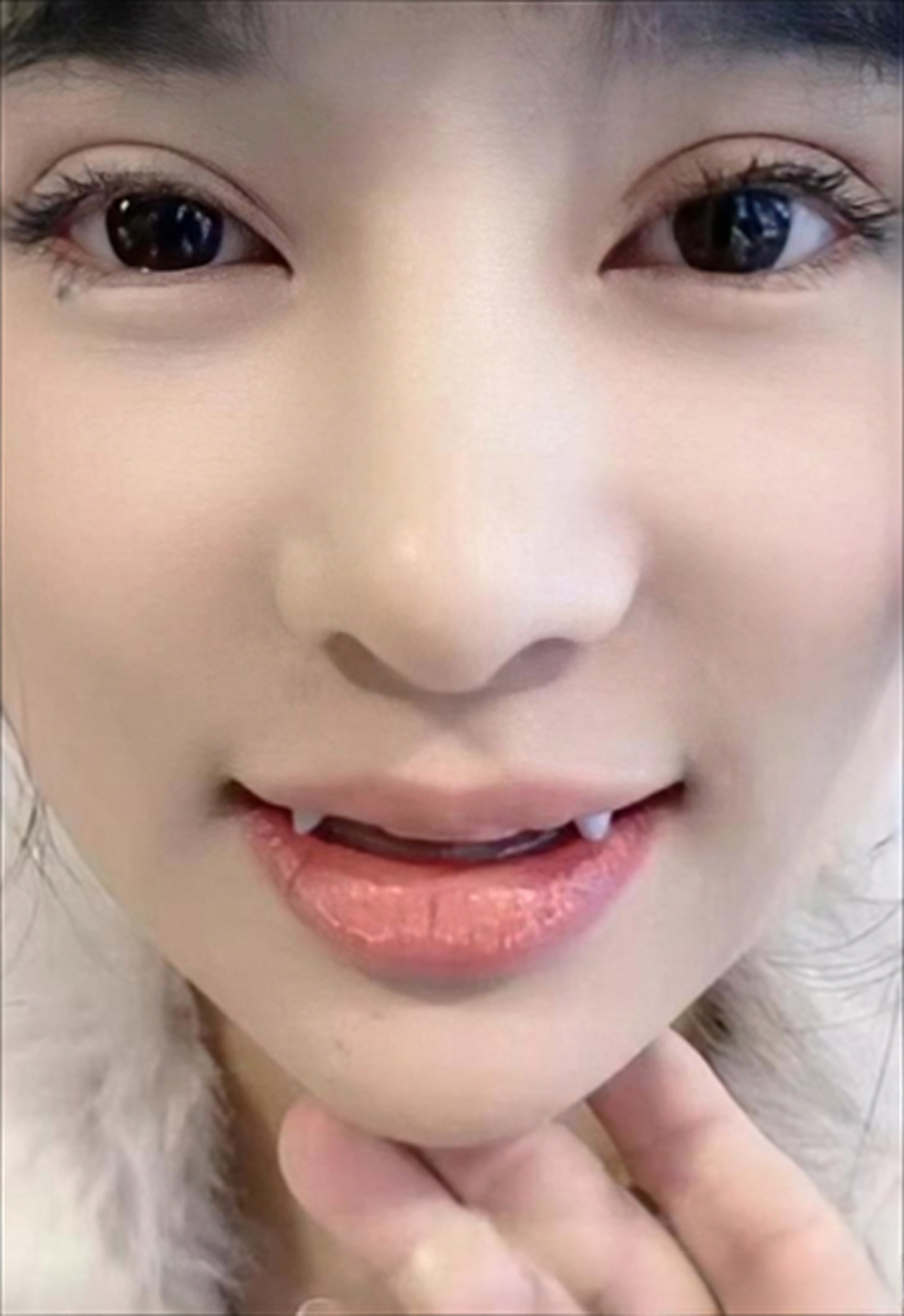 女人有虎牙也许会被视为美丽的象征,在当今社会,越来越欣赏这种独特之