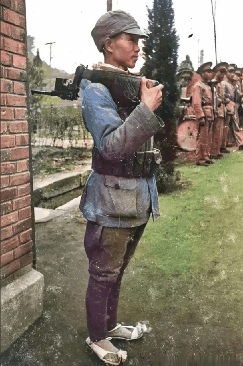 抗战时期,一名英勇的小战士站岗执勤时的真实留影,照片中的他,军装