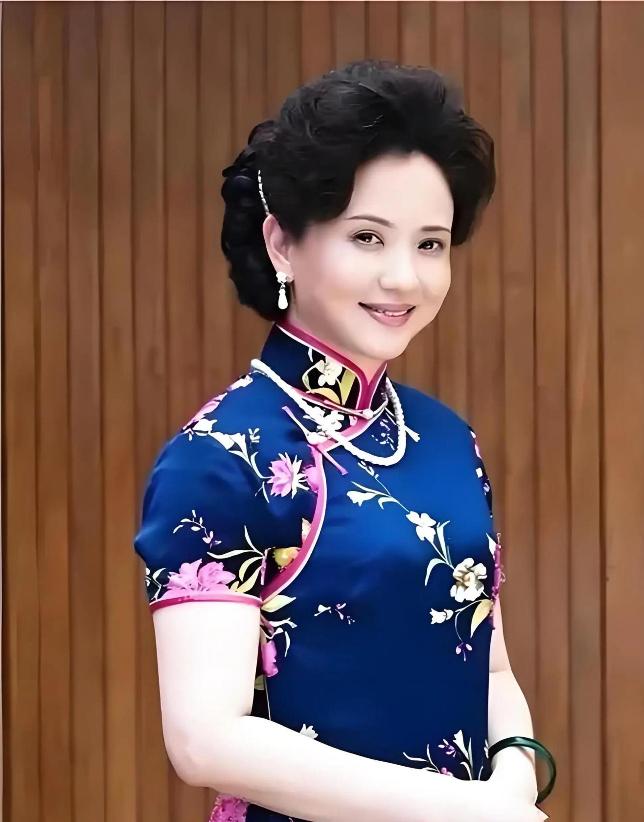 57岁陶慧敏亮相见面会,江南美人气质优雅端庄,岁月不败美人!