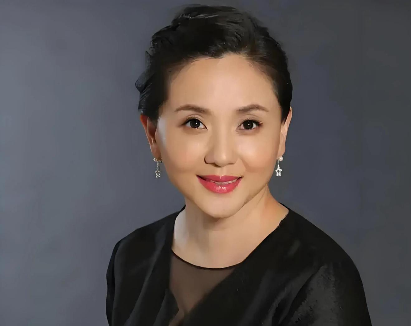 57岁陶慧敏亮相见面会,江南美人气质优雅端庄,岁月不败美人!