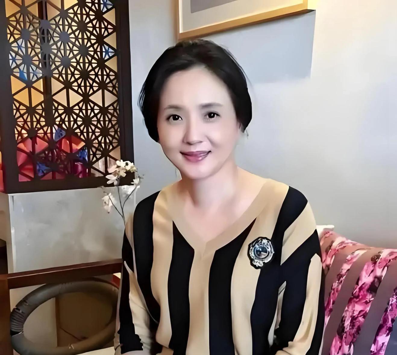 57岁陶慧敏亮相见面会,江南美人气质优雅端庄,岁月不败美人!