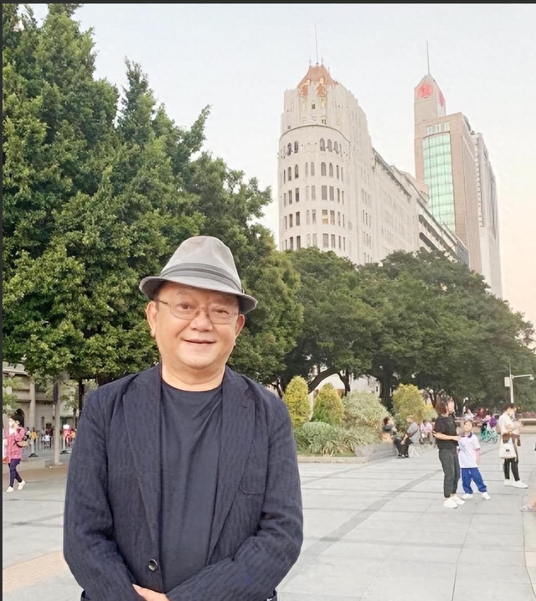 75岁王刚现状:外孙和儿子同上高中,白发显苍老,老婆仍风韵犹存