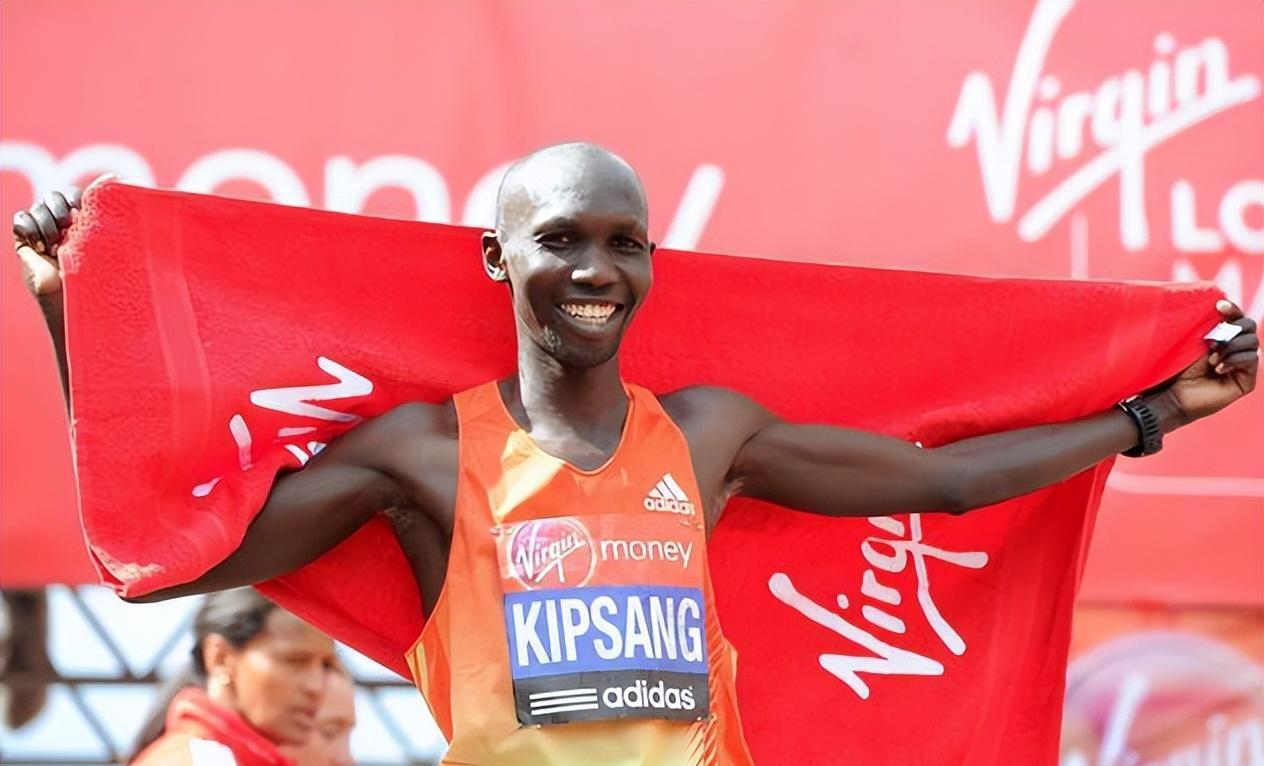 国内马拉松赛事再出丑闻,3名黑人运动员"护送"中国运动员夺冠