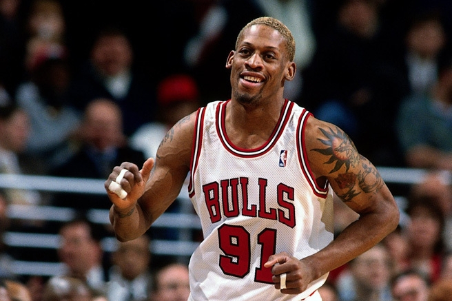 罗德曼是篮球传奇球员,拥有卓越的身体天赋,但在职业生涯中因性格偏执