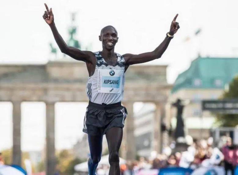 国内马拉松赛事再出丑闻,3名黑人运动员"护送"中国运动员夺冠