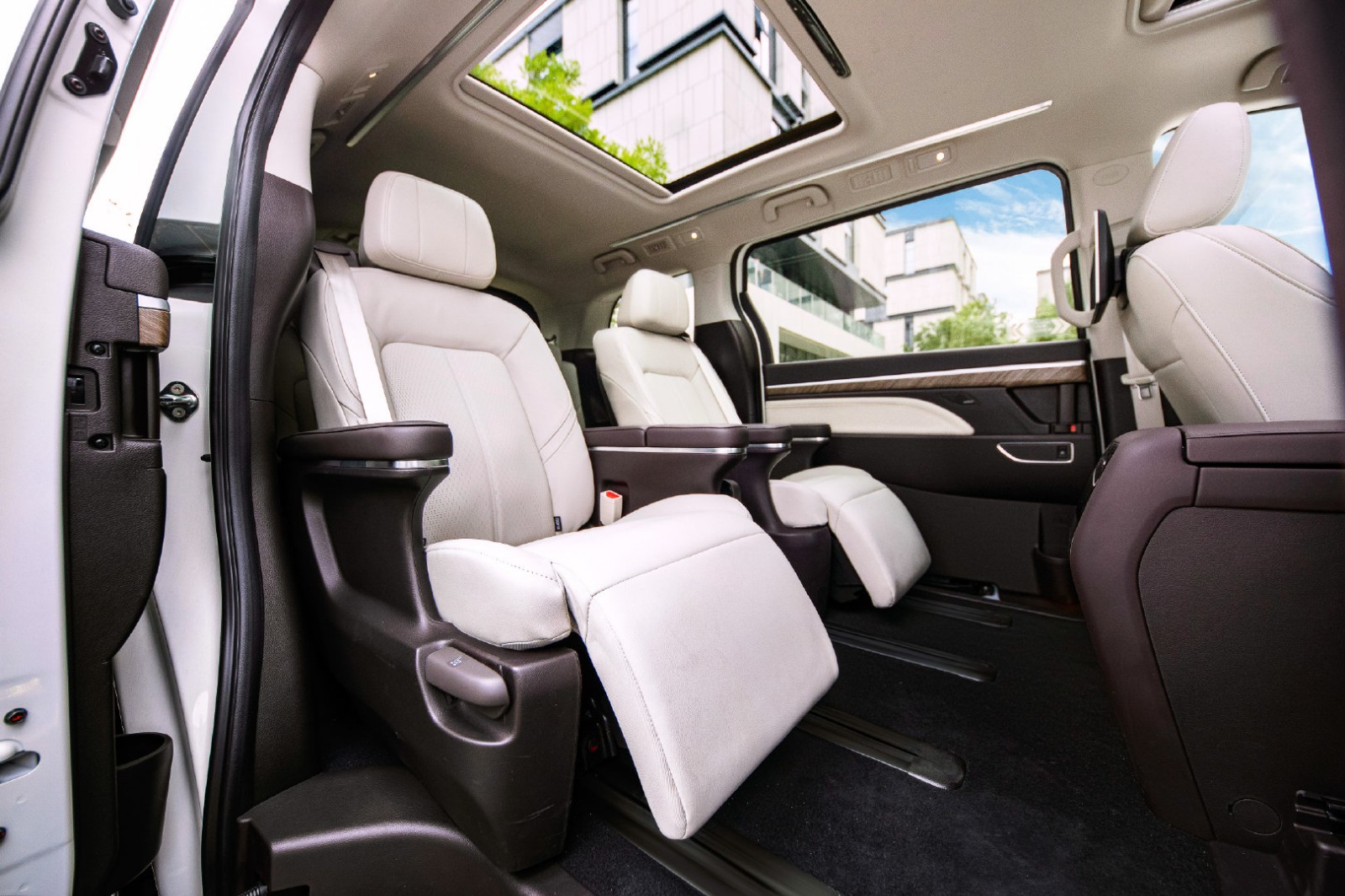 广汽传祺m8作为一款中大型商务车,凭借其稳重的外观,豪华的内饰和卓越