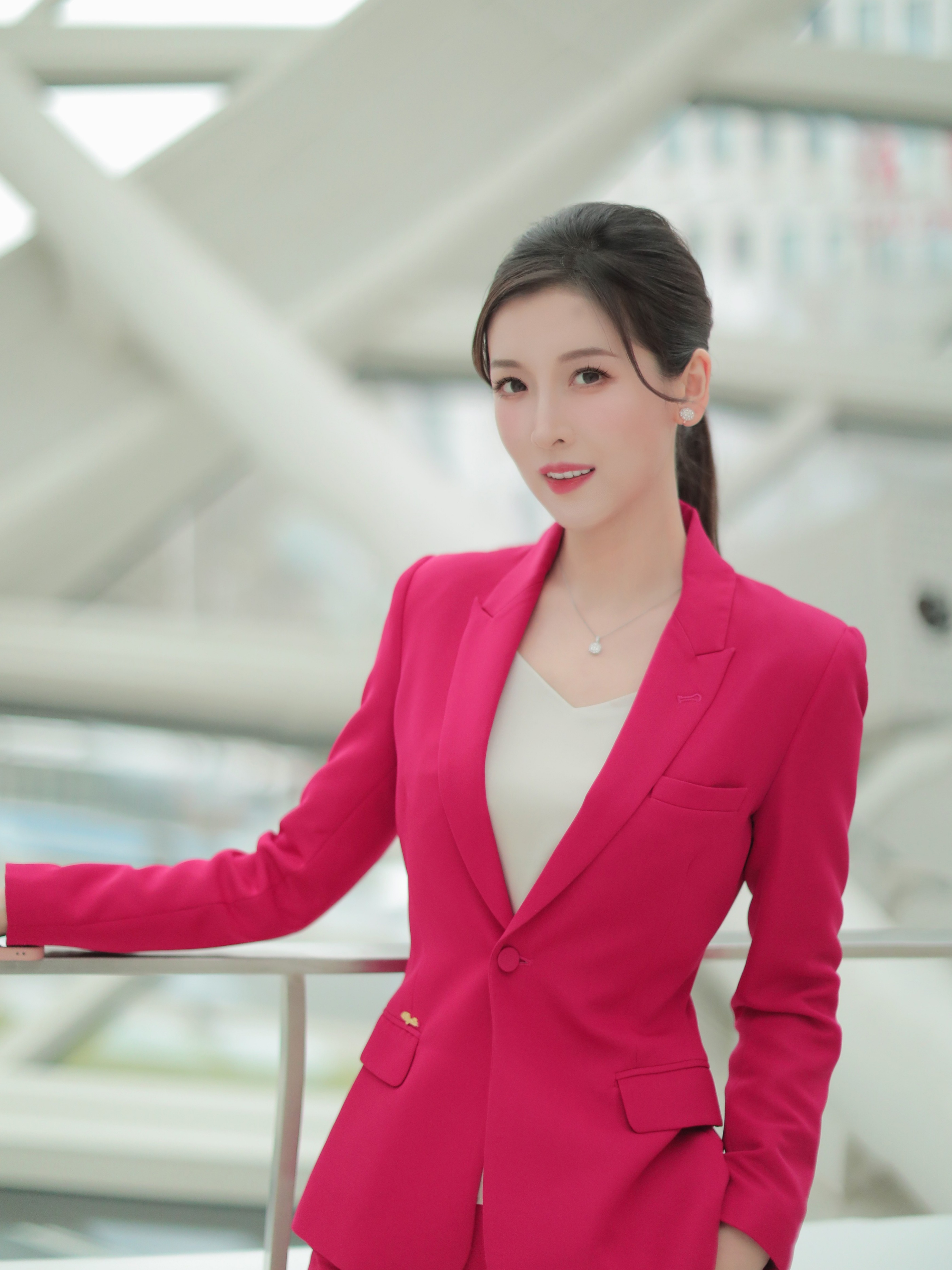 粉色职业装下的魅力人格