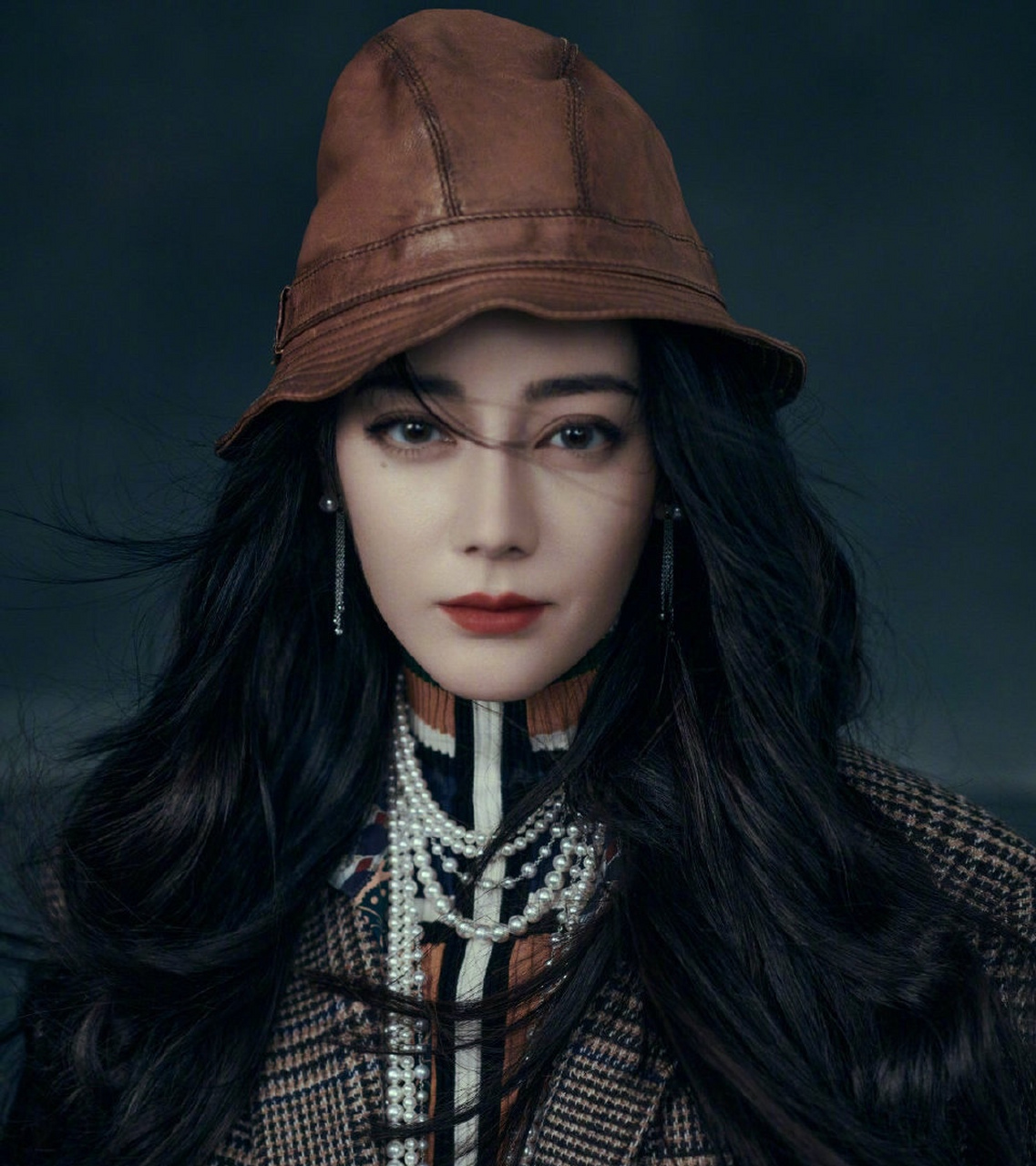 迪丽热巴官宣《开始推理吧》,高冷脸太美了, 热巴的时尚表现力随便一