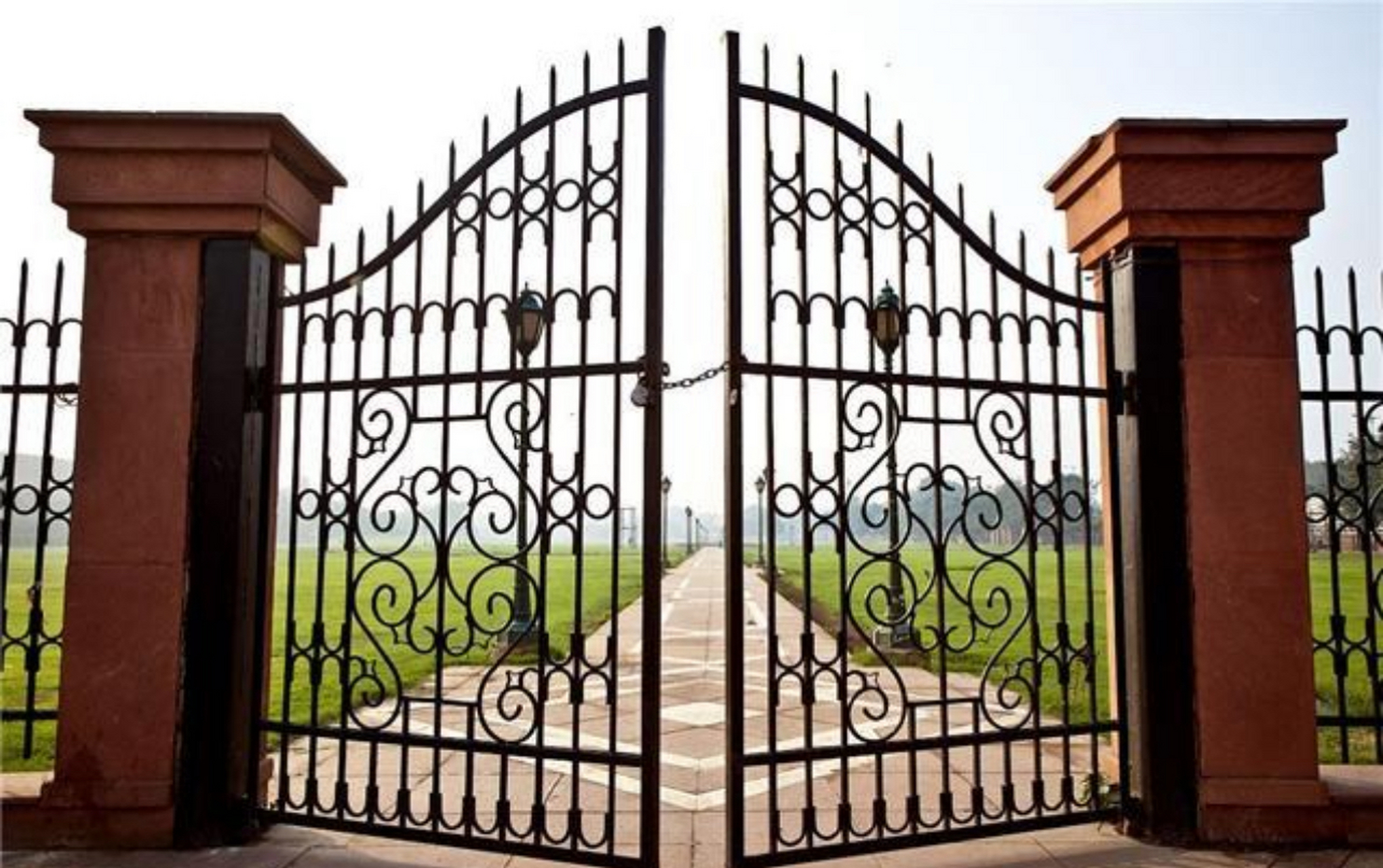 小区大门口的铁门是"door"还是"gate"?