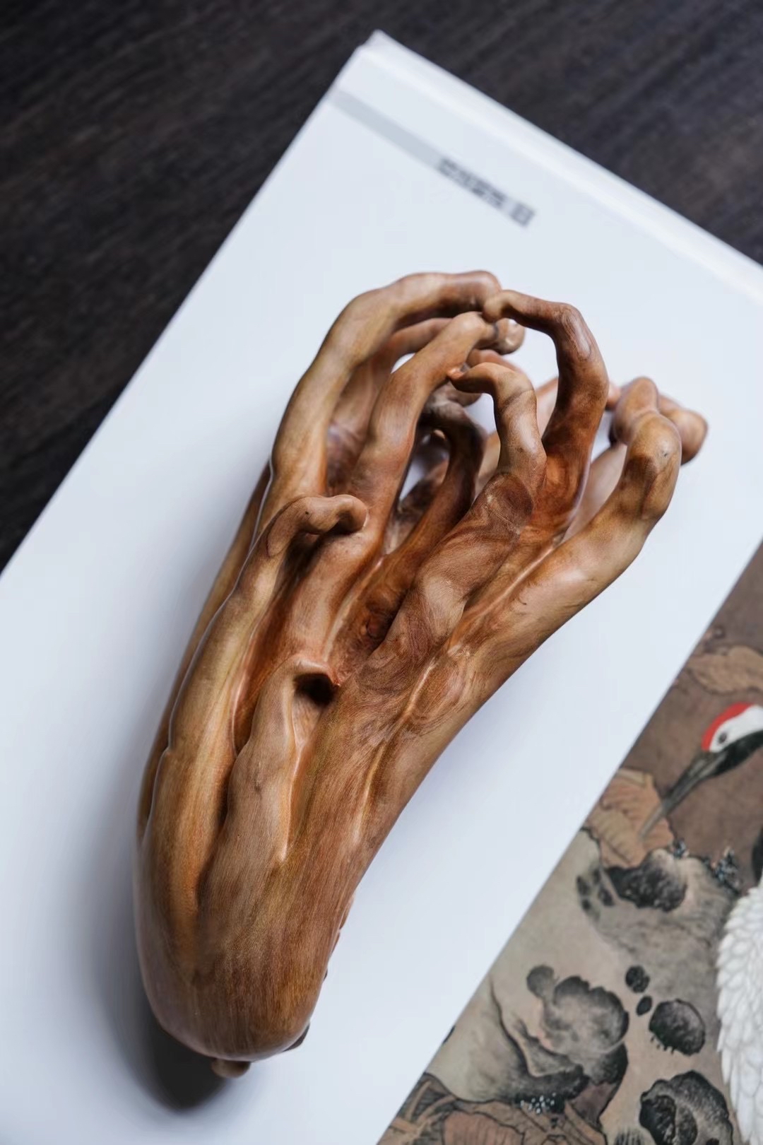 老山檀 佛手  雕刻写实状生,刀路起伏有致,佛手虬劲古雅,见禅意文气