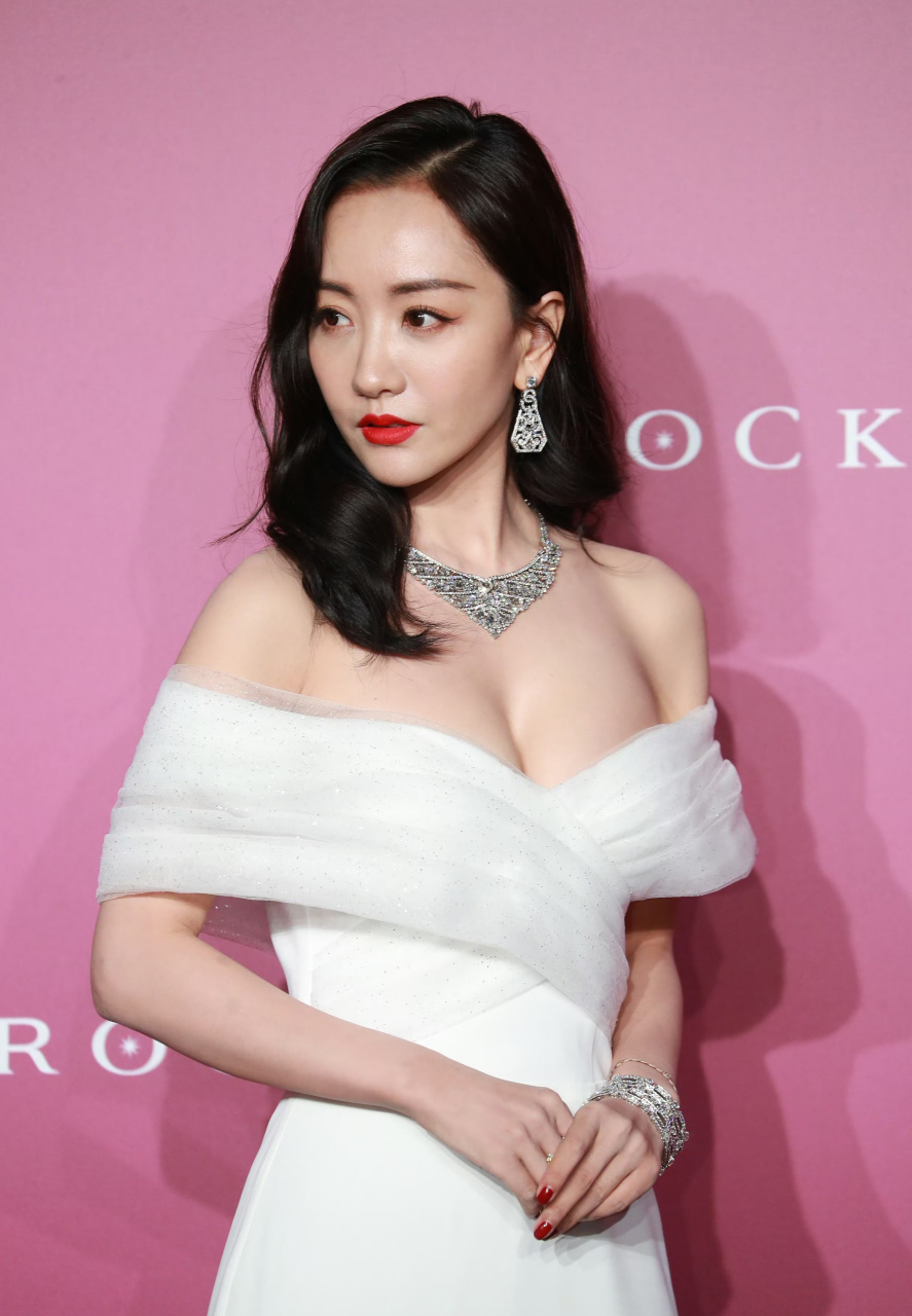 杨蓉,白色一字肩好性感