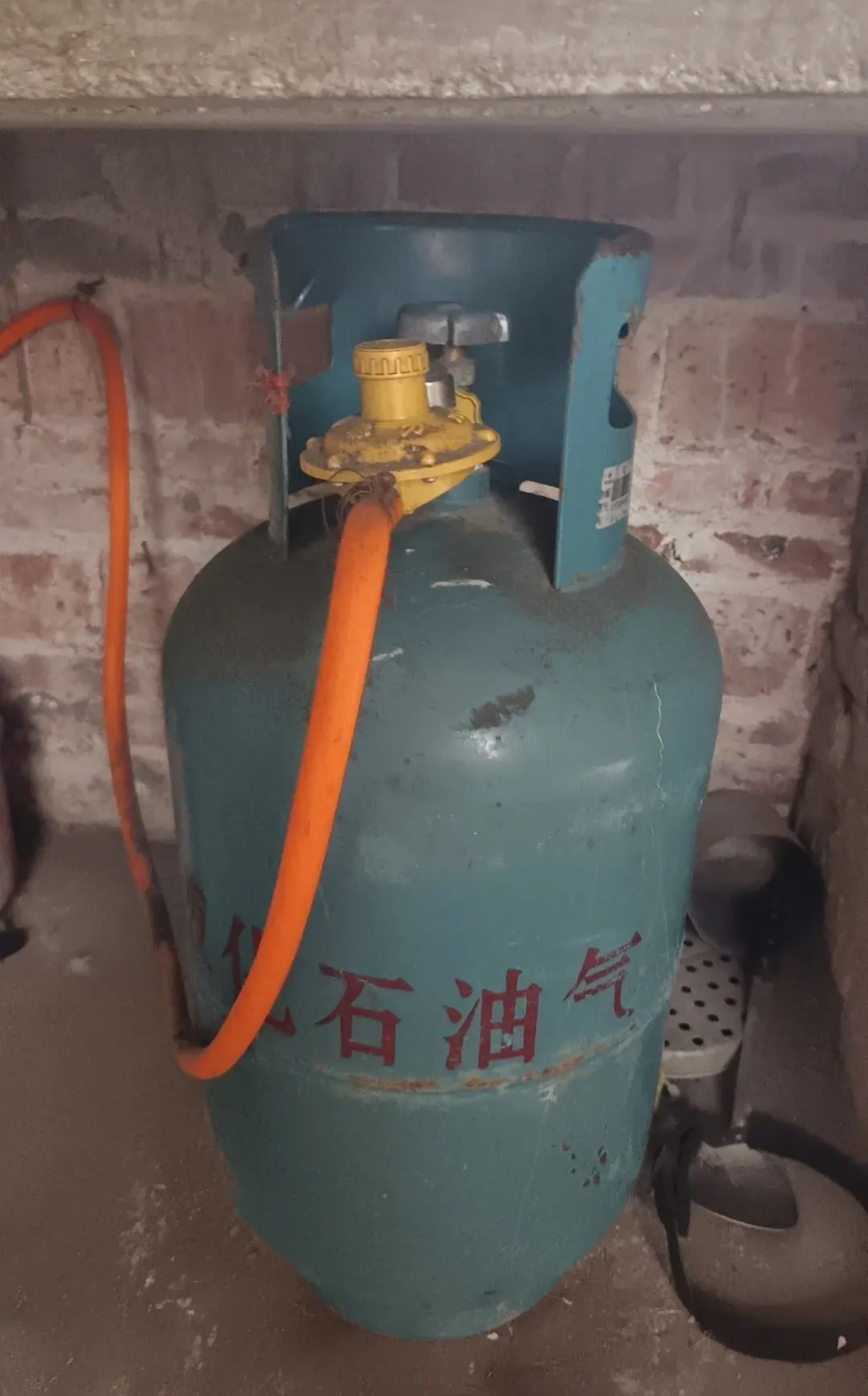 之前回老家一段时间,用完了煤气罐就打 叫人送煤气来,一罐煤气13栽 