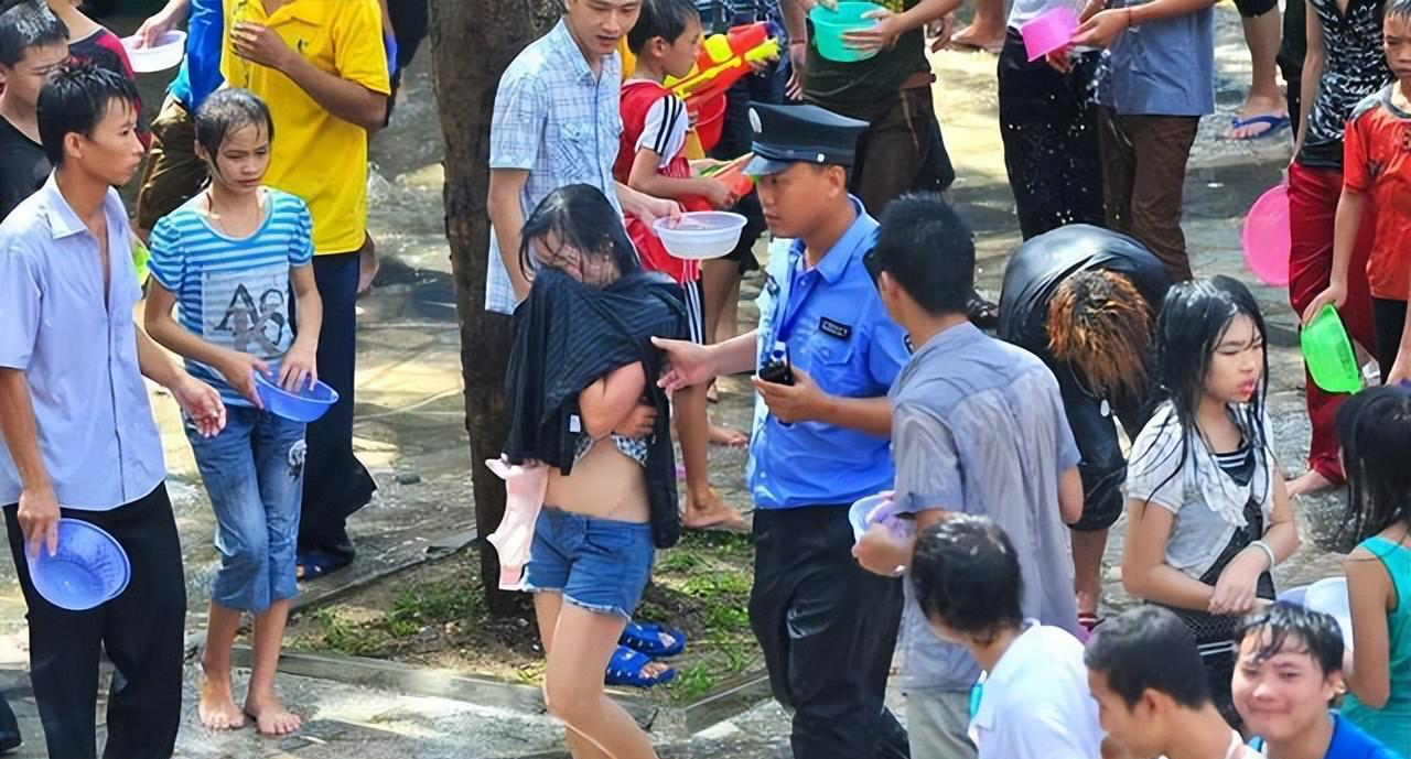 男子当众扒光前女友衣服获刑5年!爱恨交织下的悲剧