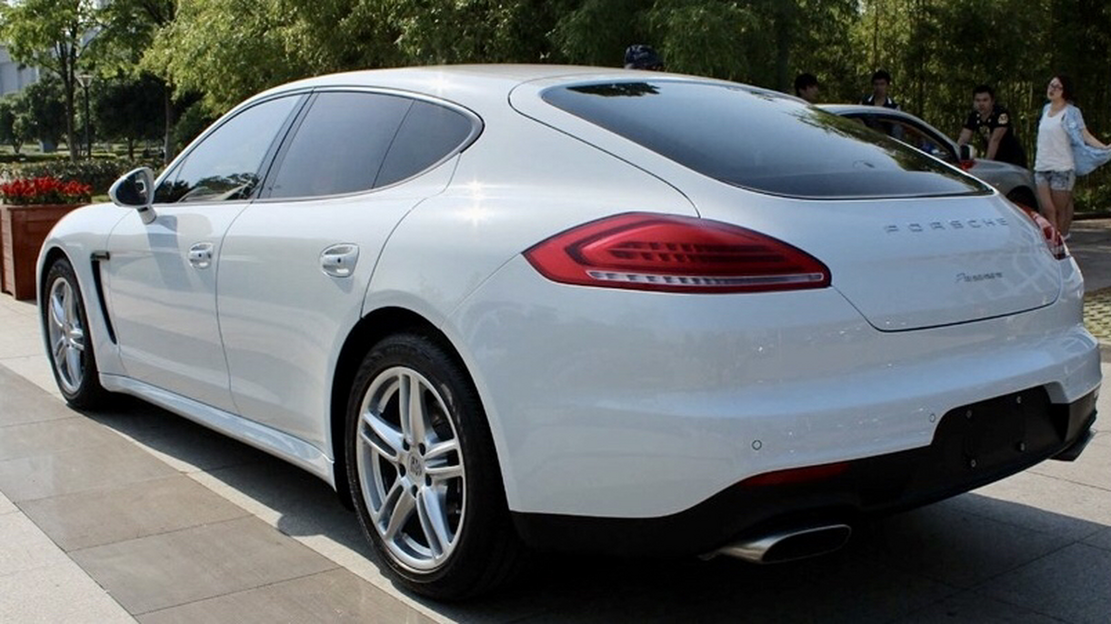 保时捷帕拉梅拉新老款尾部大灯对比图