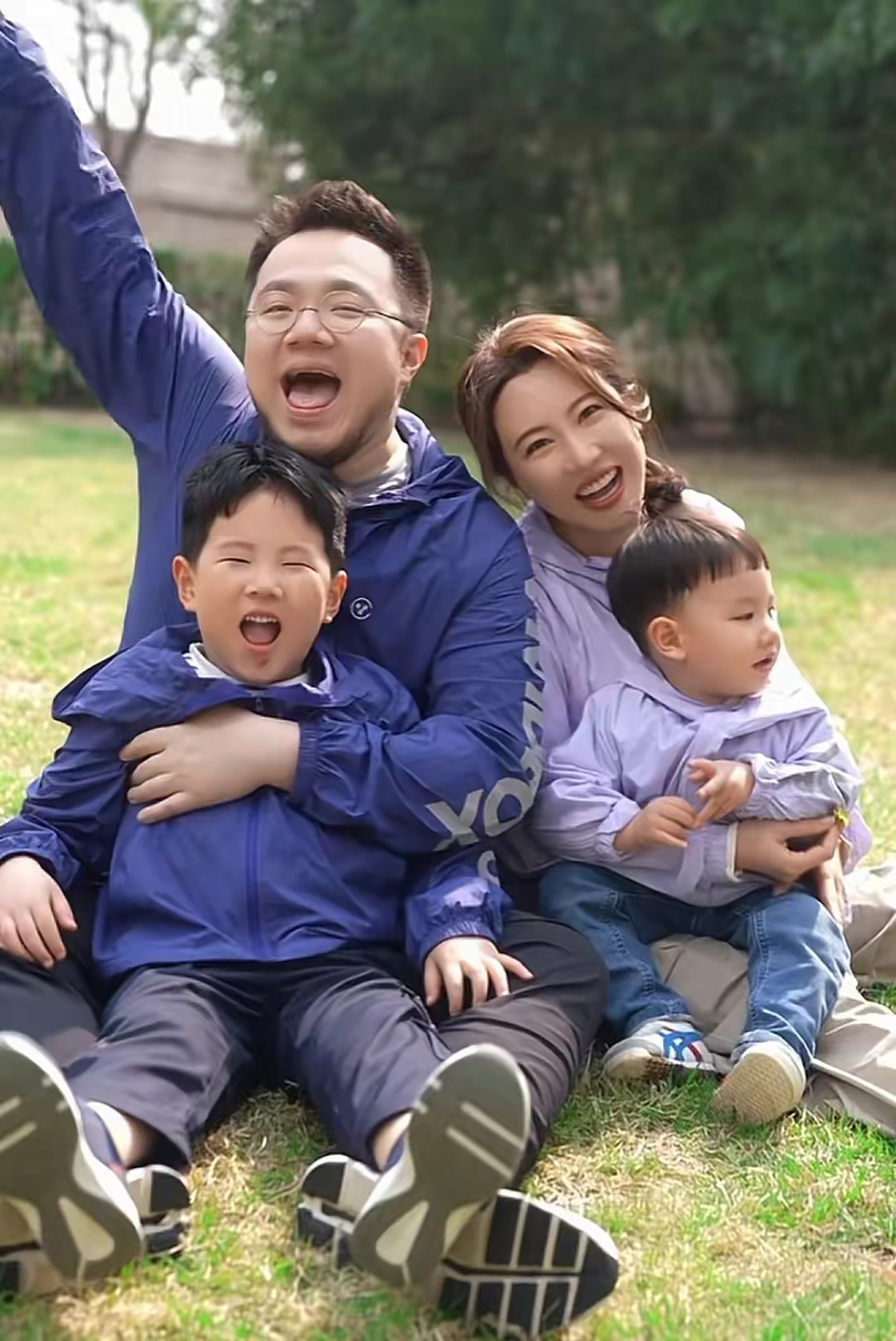 巴图幸福晒全家出游照大儿子戴上眼镜和爸爸如同复制粘贴小儿子则长