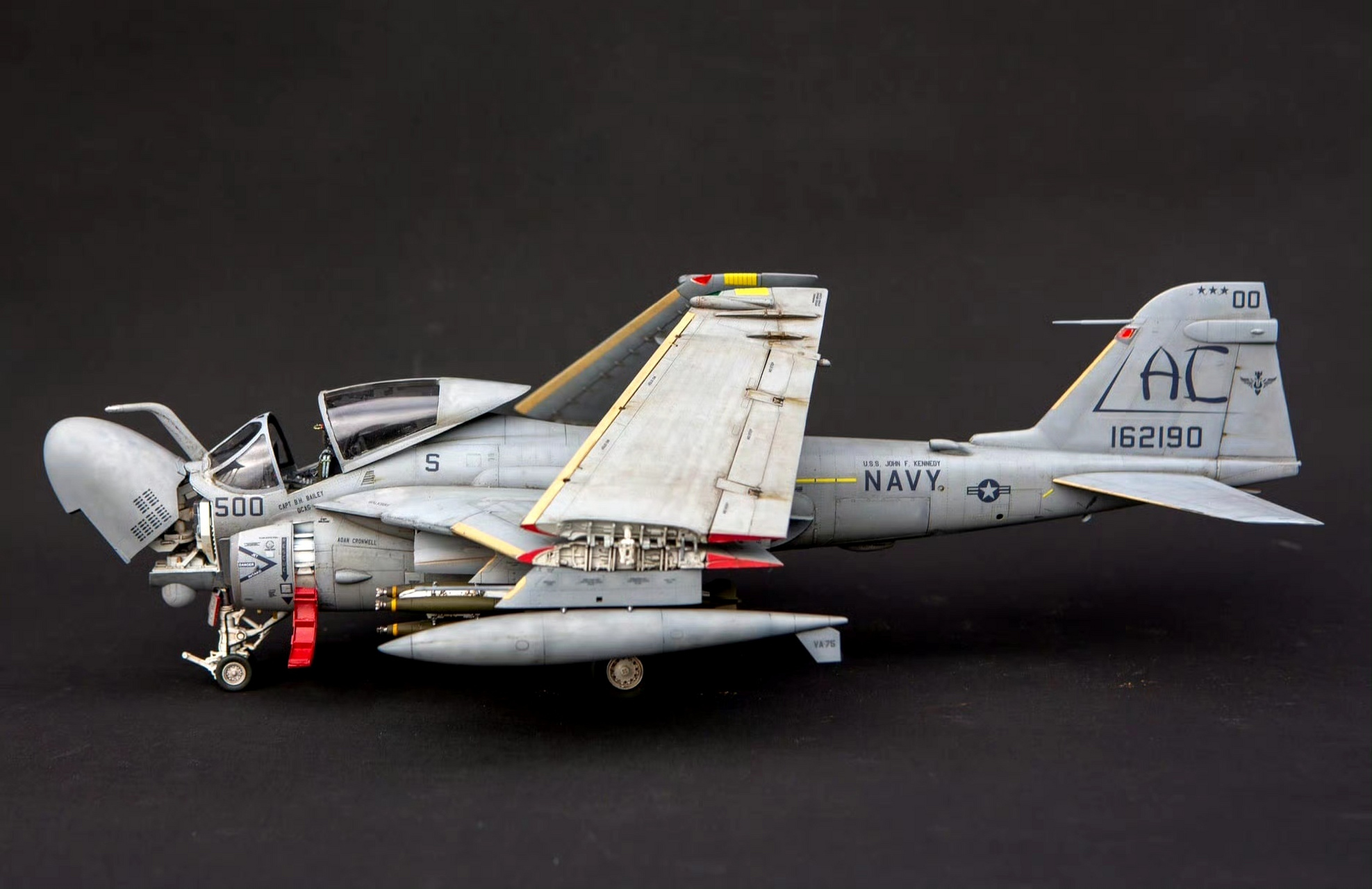 军模欣赏:hobbyboss 1/48 美国海军a-6e"入侵者"攻击机,模型制作出了