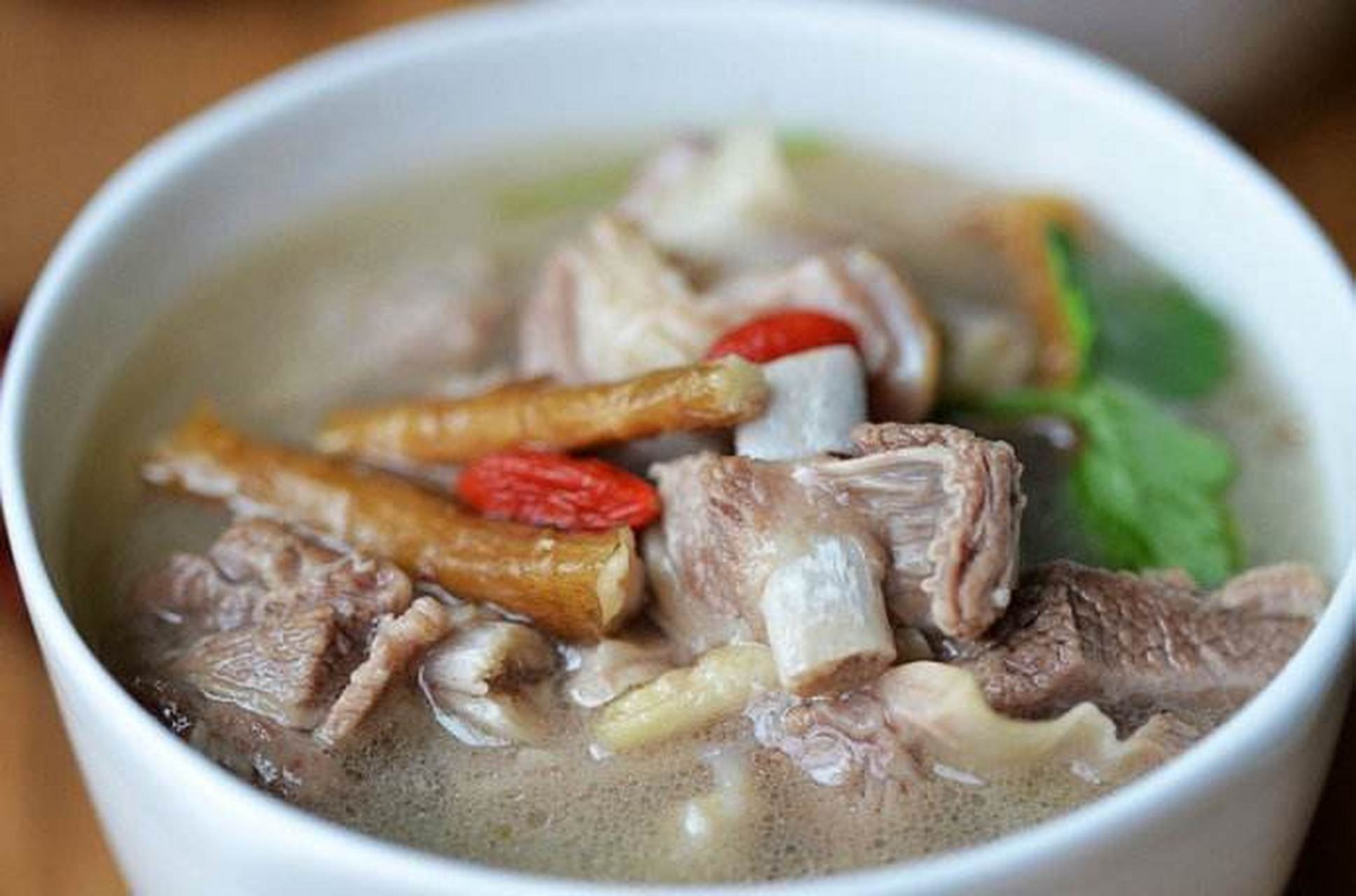 缓解口干口渴的膳方③当归生姜羊肉汤 羊肉250克,当归适量,生姜三片