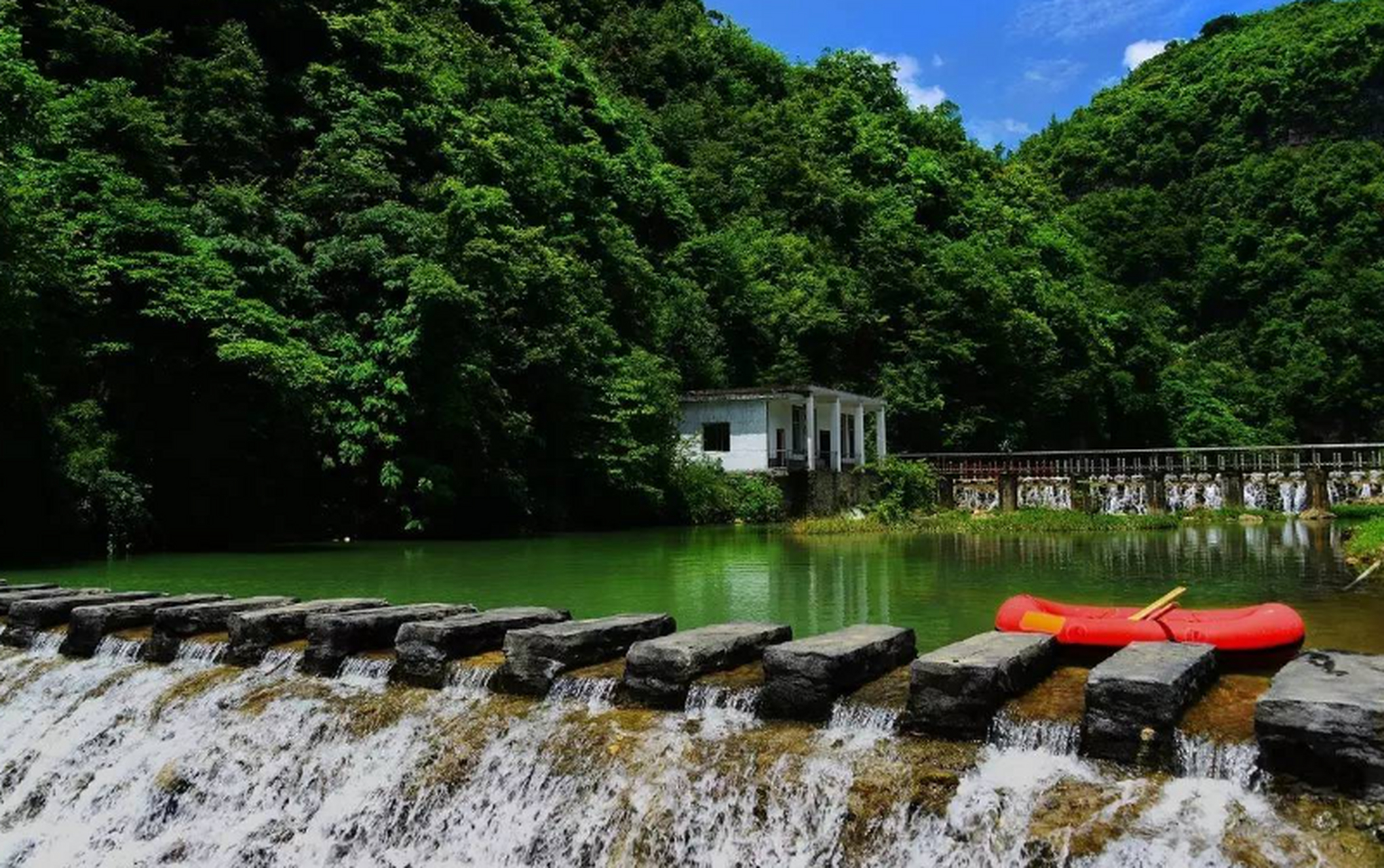 大方县米底河景区集自然美景与传说故事于一体,有壮观的瀑布,神泉和