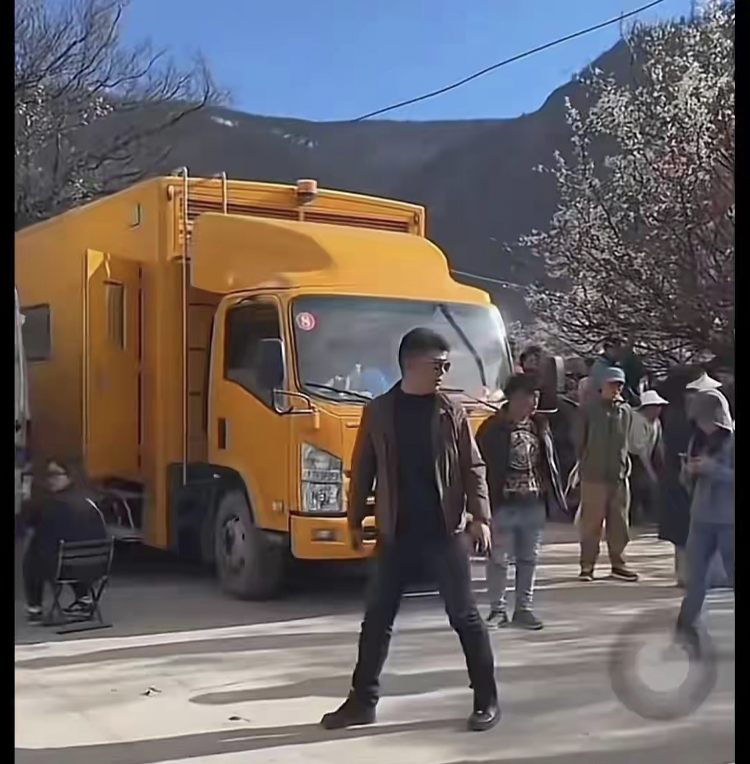 到西藏行在昌都直播的时候镜头中出现了发电车应急通信车俞敏洪说