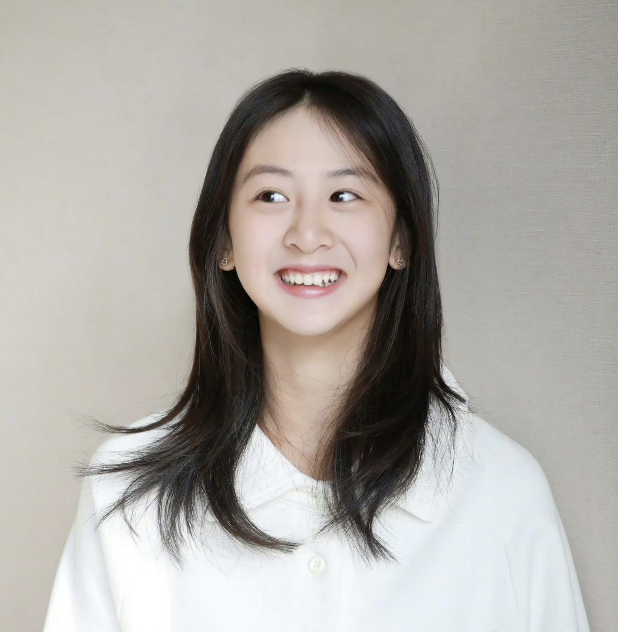 田亮的女儿森蝶16岁了, 阳光明媚,活力四射, 还是那个风一样的女子 让