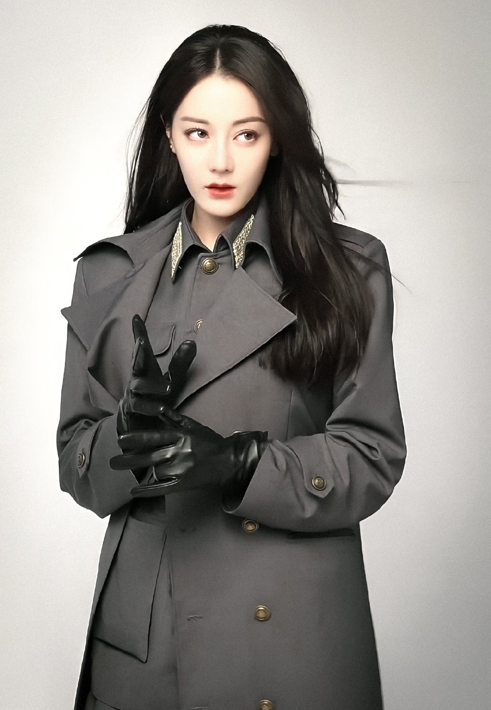 迪丽热巴官宣《开始推理吧》,高冷脸太美了, 热巴的时尚表现力随便一