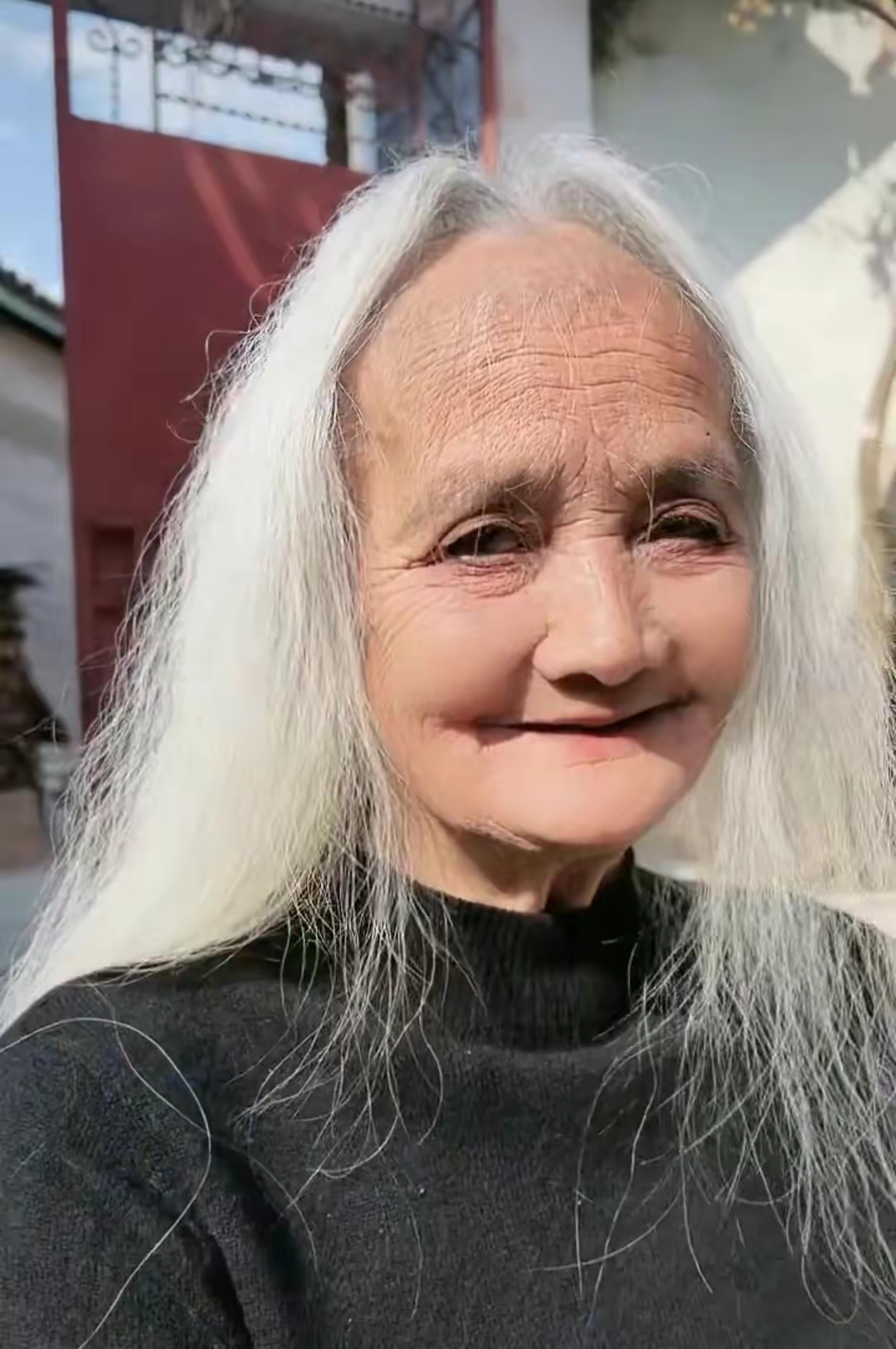 女子晒83岁姥姥,一头银发背影宛如少女,网友:美人在骨不在皮