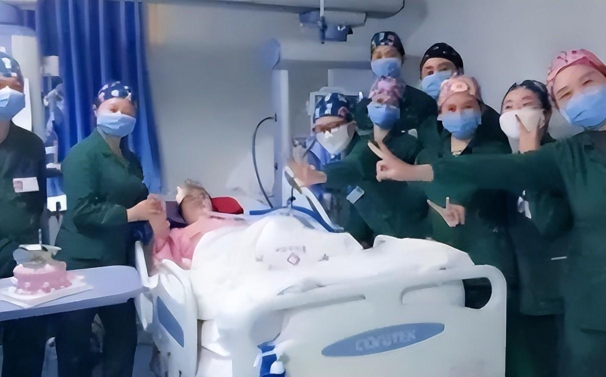 明媚女孩抗击病魔