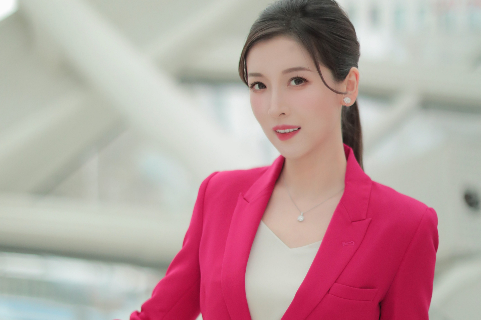 [原文:粉色职业装下的魅力人格—.