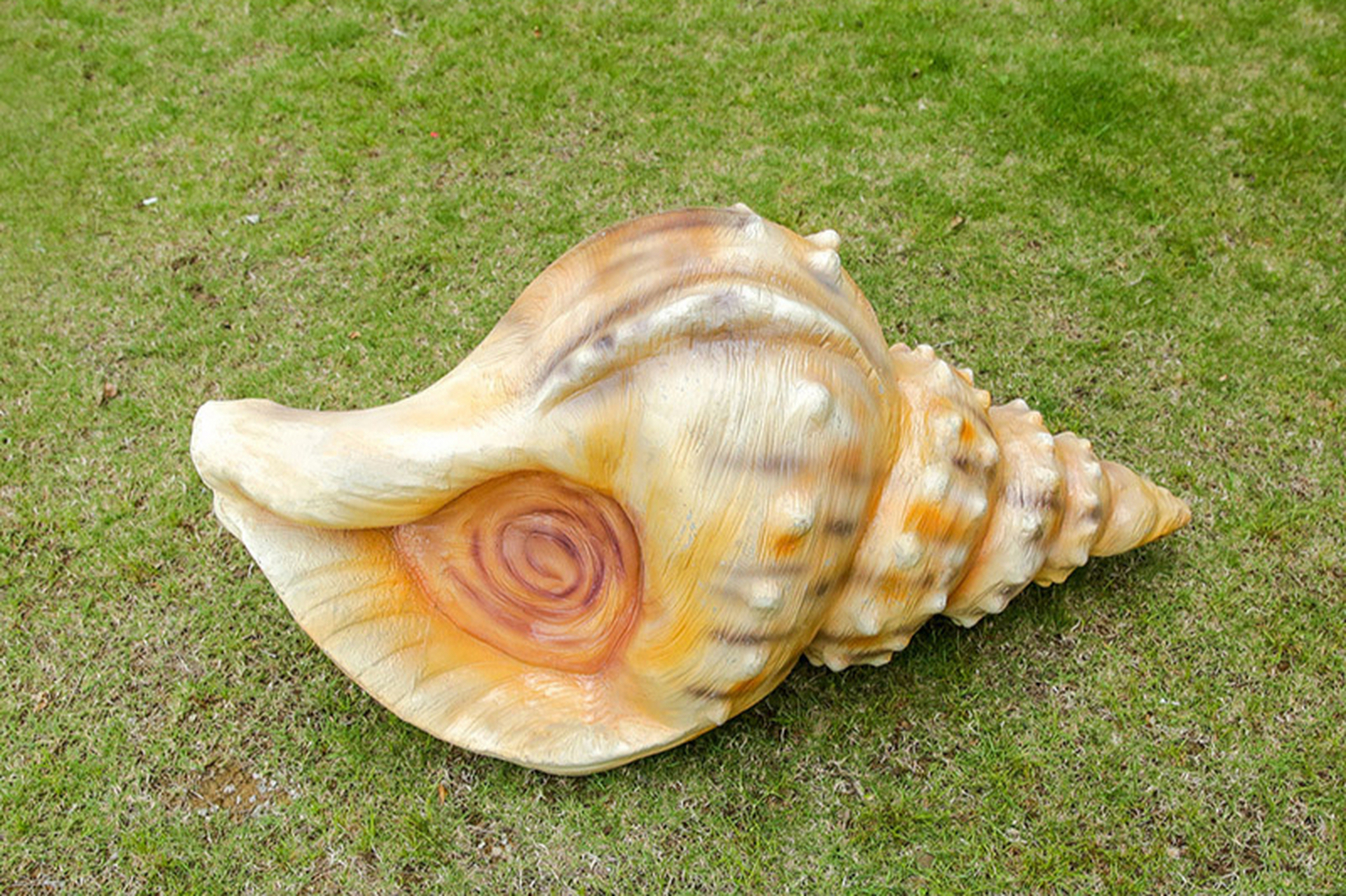 玻璃钢海洋生物海螺雕塑是独特的水景景观装饰,融合自然与艺术.