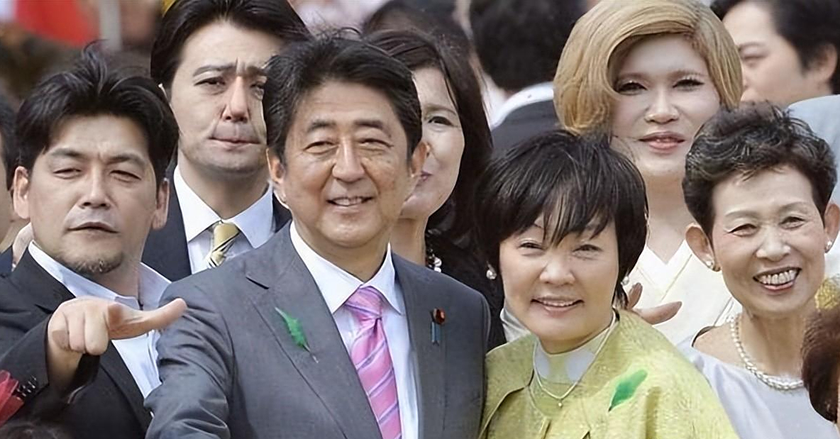 回顾安倍宠妻35年去世半年后妻子像换了个人回乡下开店种地