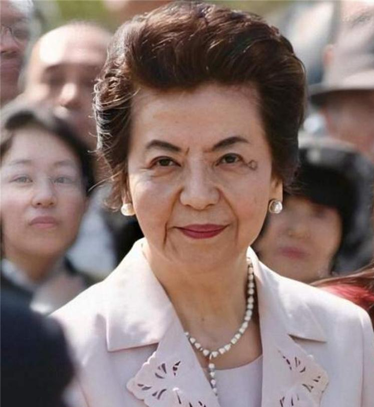 回顾安倍宠妻35年去世半年后妻子像换了个人回乡下开店种地