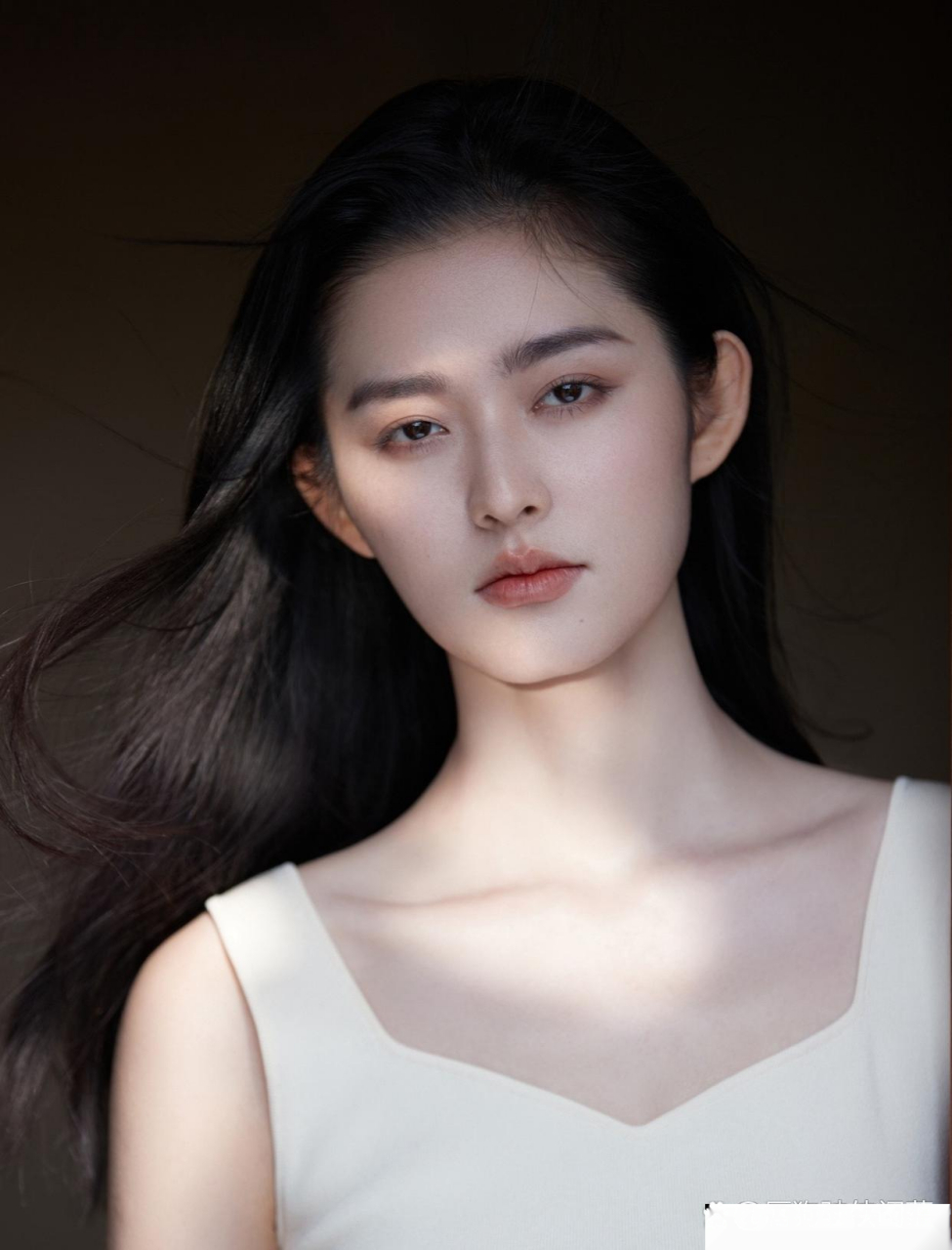 眼神凌厉的小姐姐