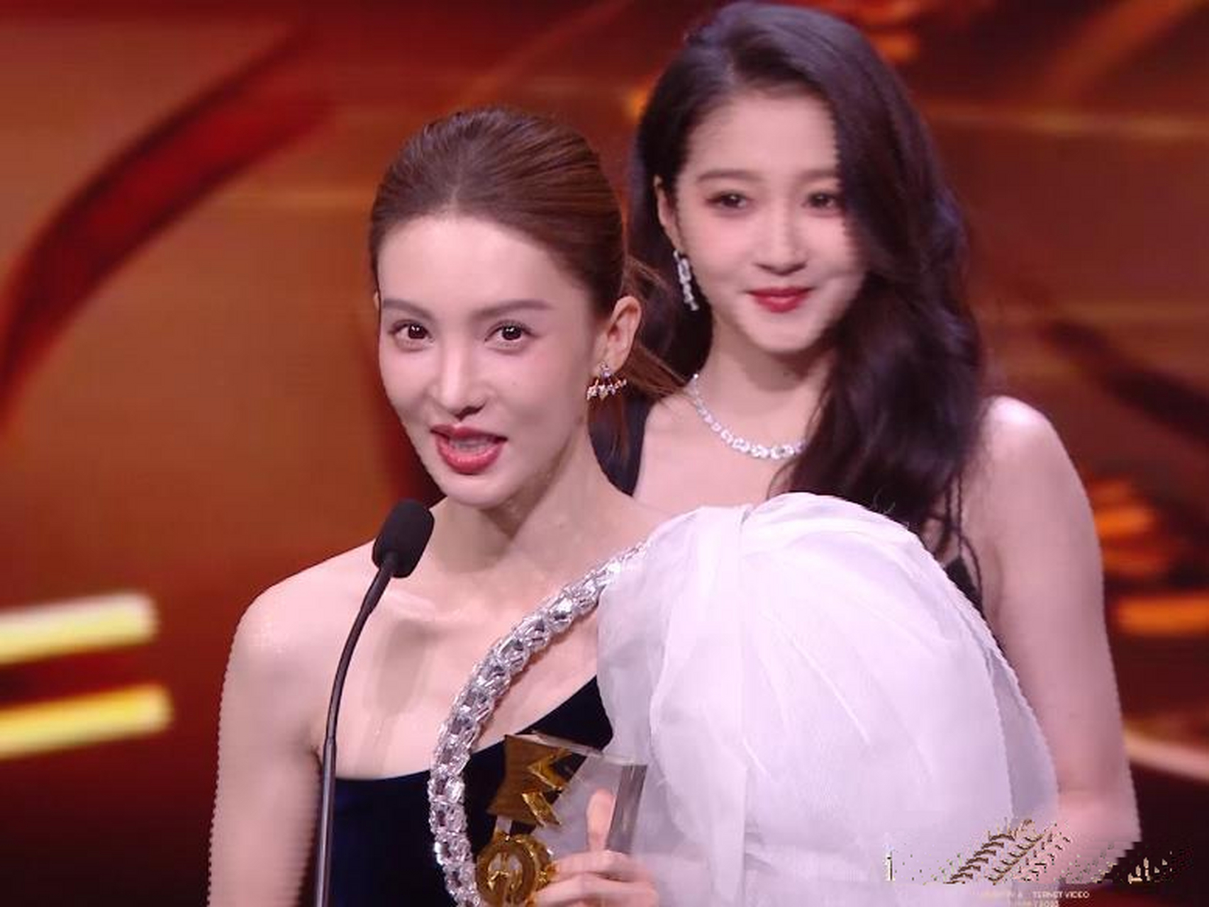 看看关晓彤和金晨这两张脸,女演员真的不能过度医美