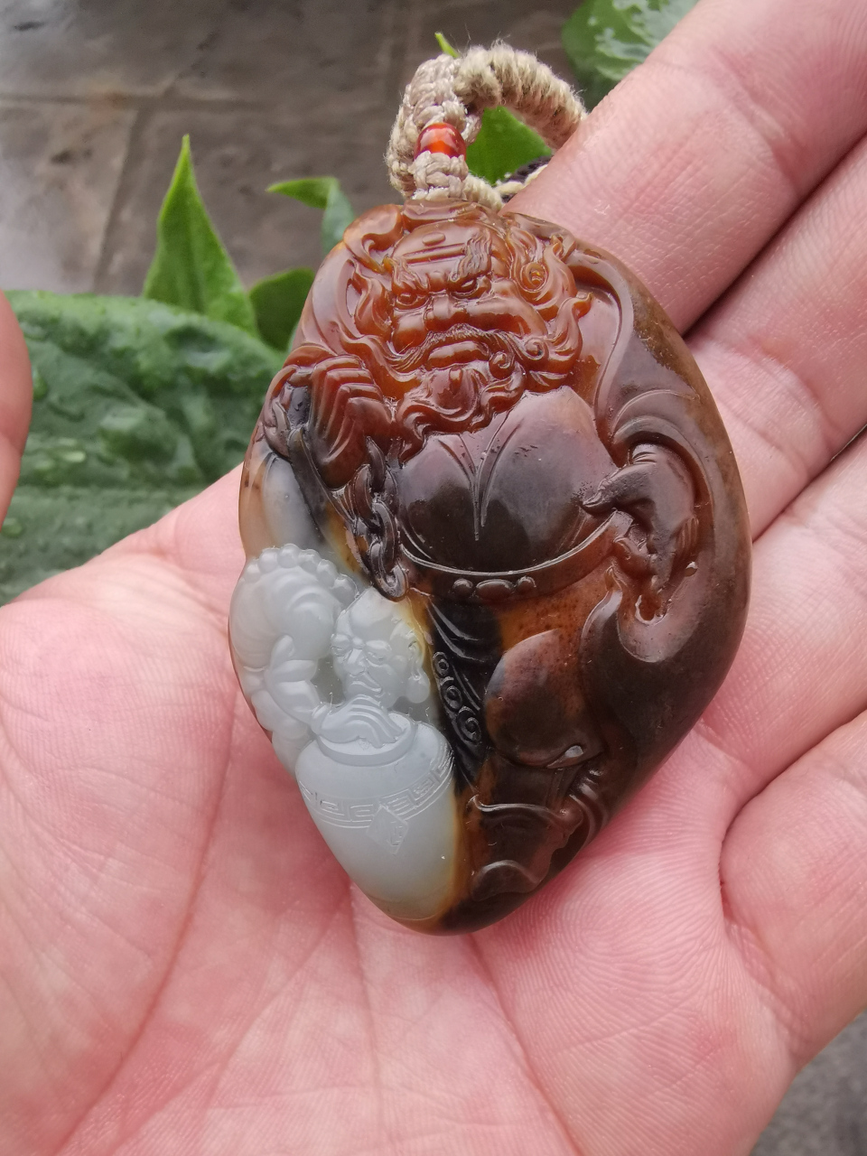 和田玉籽料钟馗捉鬼俏色巧雕,确实是一件极具艺术价值和文化内涵的